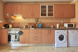 Apartment, 3 Bedrooms, Patio | Private kitchen | Full-size fridge, microwave, stovetop, dishwasher