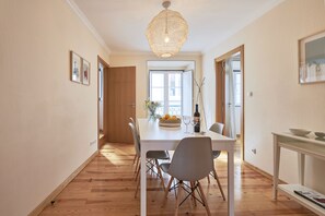Huoneisto, 3 makuuhuonetta, patio | Oleskelualue | Taulutelevisio