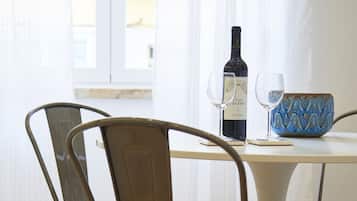Apartamento, 1 habitación, planta baja | Servicio de comidas en la habitación