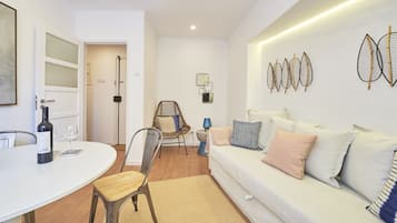 Departamento, 1 habitación, planta baja | Área de sala de estar | Televisión de pantalla plana
