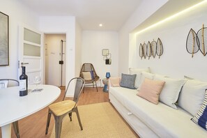 Departamento, 1 habitación, planta baja | Área de sala de estar | Televisión de pantalla plana 