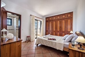 4 bedrooms, in-room safe, iron/ironing board, free WiFi