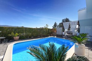 Pool - Villa next to the sea, private heated pool,ensuite bathroom (Pridraga)