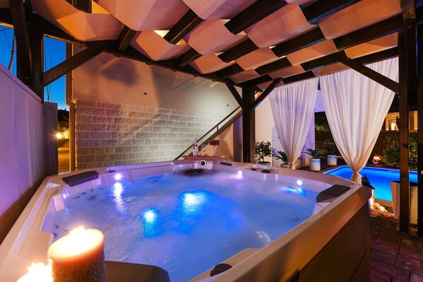 Outdoor spa tub - Villa next to the sea, private heated pool,ensuite bathroom (Pridraga)