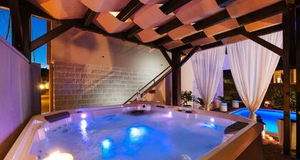 Villa next to the sea, private heated pool,ensuite bathroom