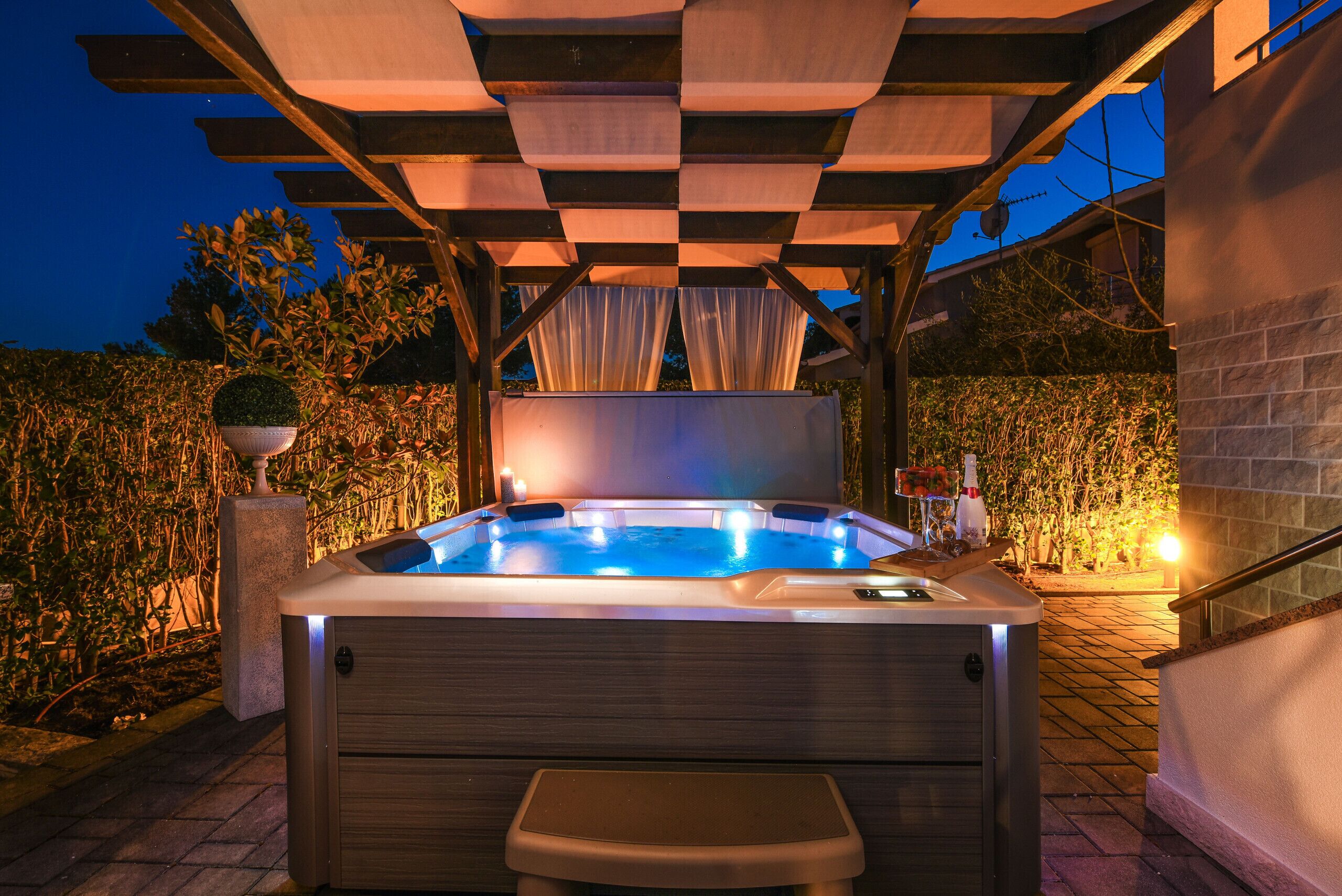 Outdoor spa tub