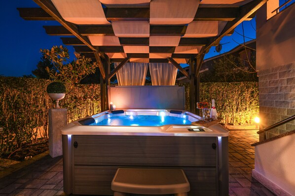Outdoor spa tub