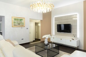 TV - Villa next to the sea, private heated pool,ensuite bathroom (Pridraga)