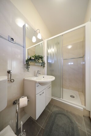 Bathtub, hair dryer, towels - Villa next to the sea, private heated pool,ensuite bathroom (Pridraga)