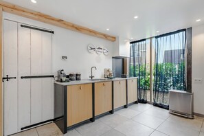 Een koelkast, een oven, een kookplaat, een vaatwasser