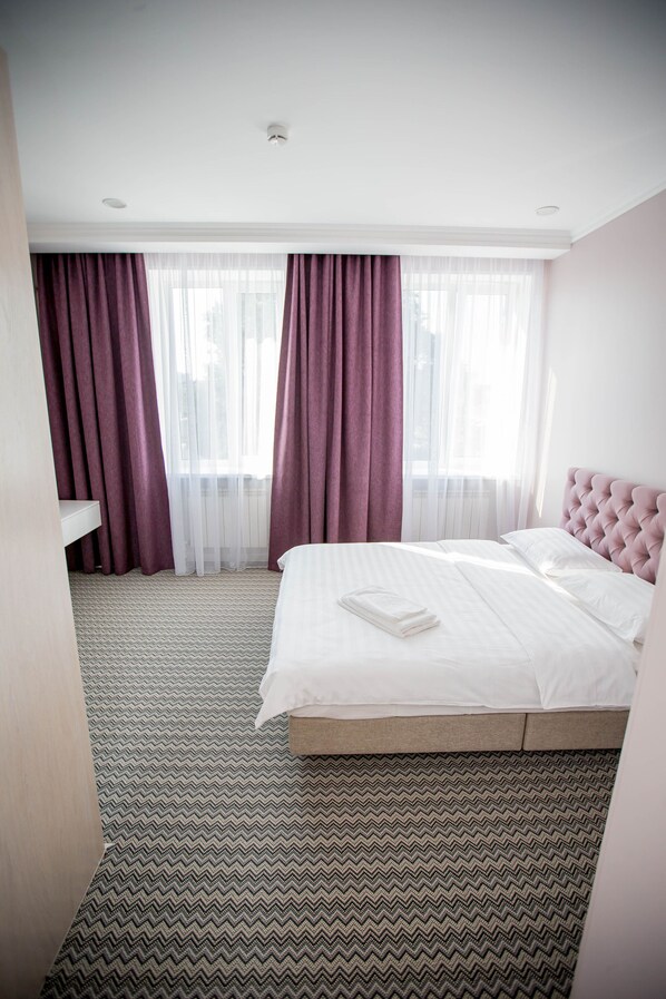 Habitación individual estándar | Escritorio, tabla de planchar con plancha, wifi gratis y ropa de cama