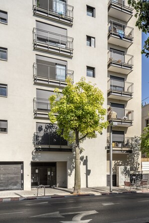 Front of property - City Living 7mn Walk to Rothschild BLVD (Tel Aviv)