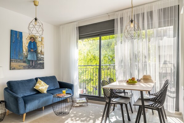 Apartment, 2 Bedrooms | Living area
