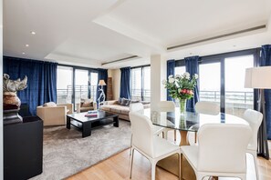 Penthouse Luxe | Coin séjour | Télévision à écran plat