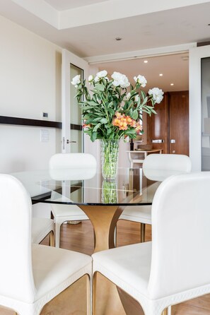 Penthouse Luxe | Restauration dans la chambre