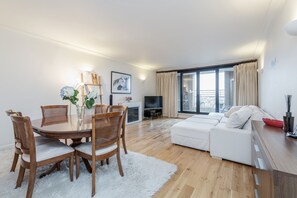 Appartement luxueux, 2 chambres (Kensington Duplex with Balcony) | Aire de séjour | Téléviseur à écran plat