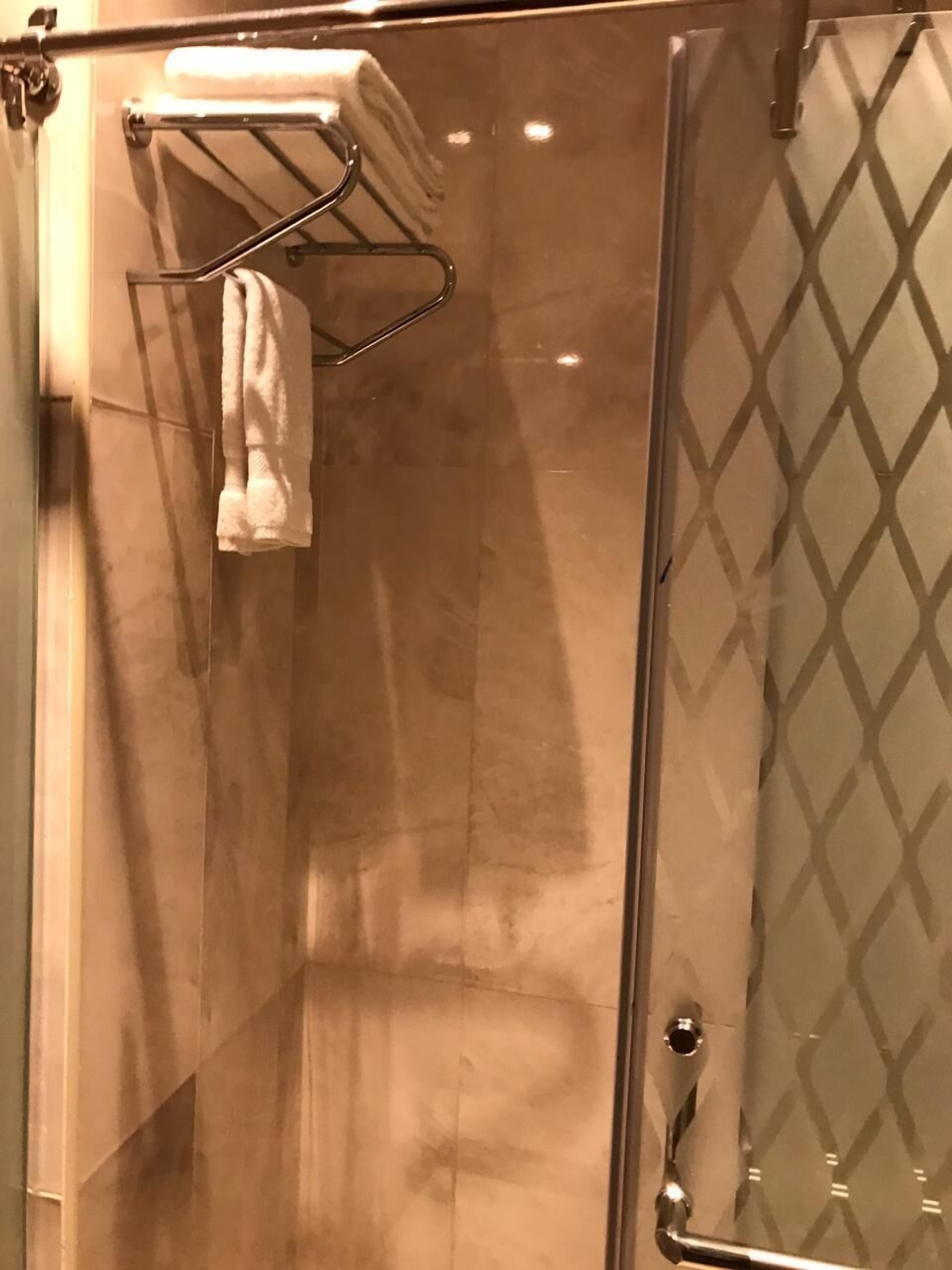 combined shower/bathtub, rainfall showerhead, free toiletries