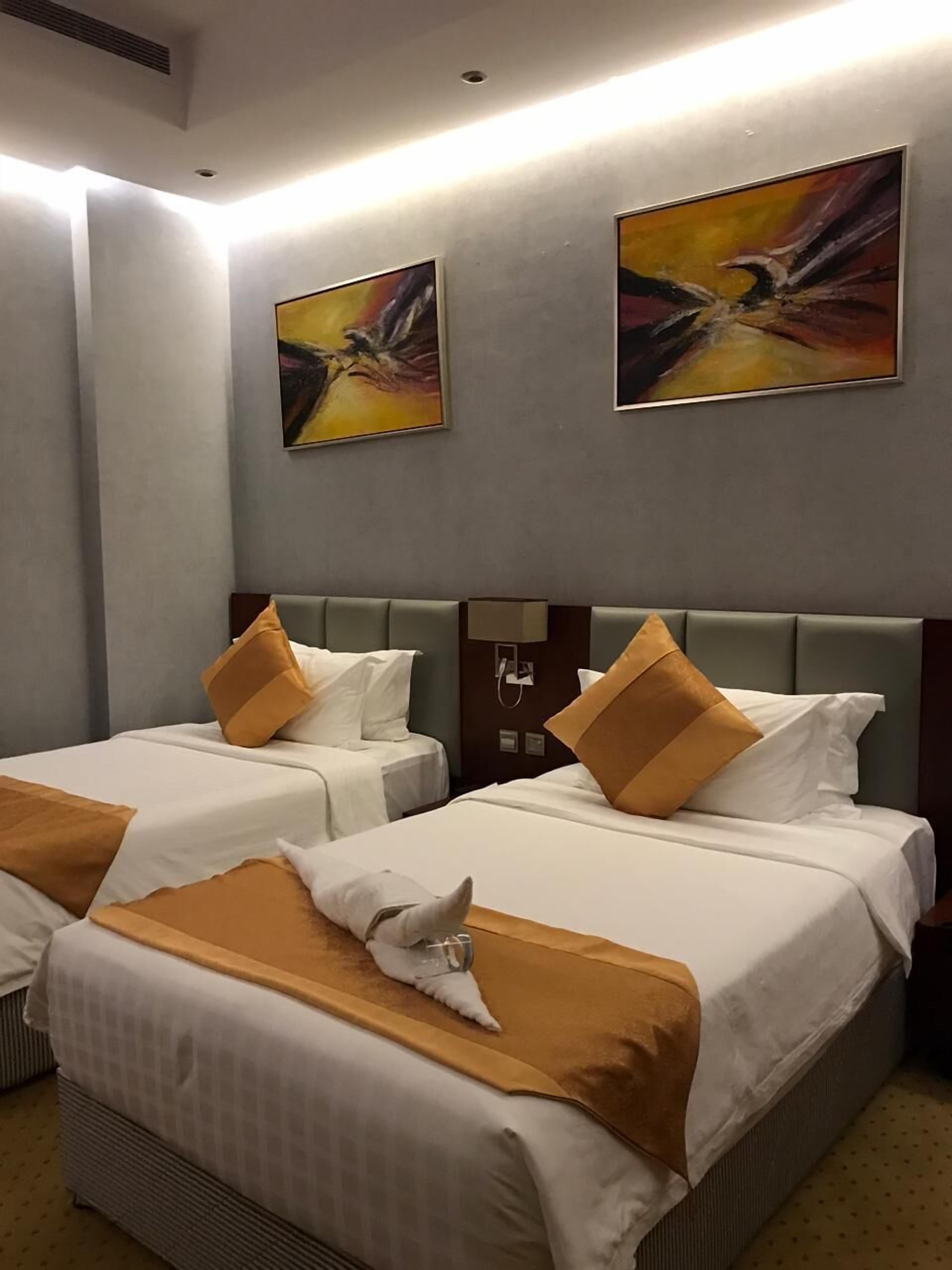 executive suite, 2 single beds | in-room safe, desk, blackout curtains, soundproofing