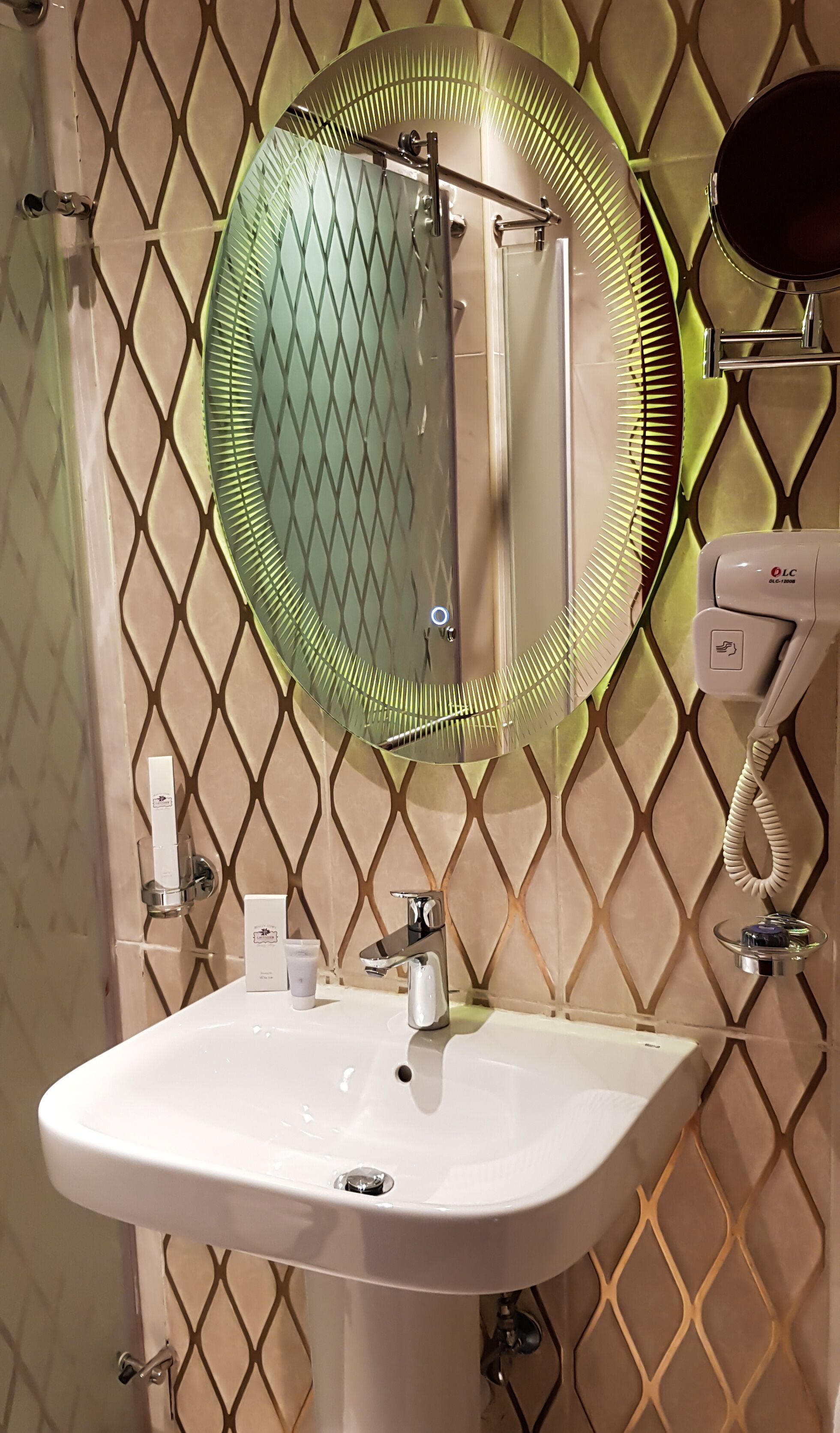 combined shower/bathtub, rainfall showerhead, free toiletries