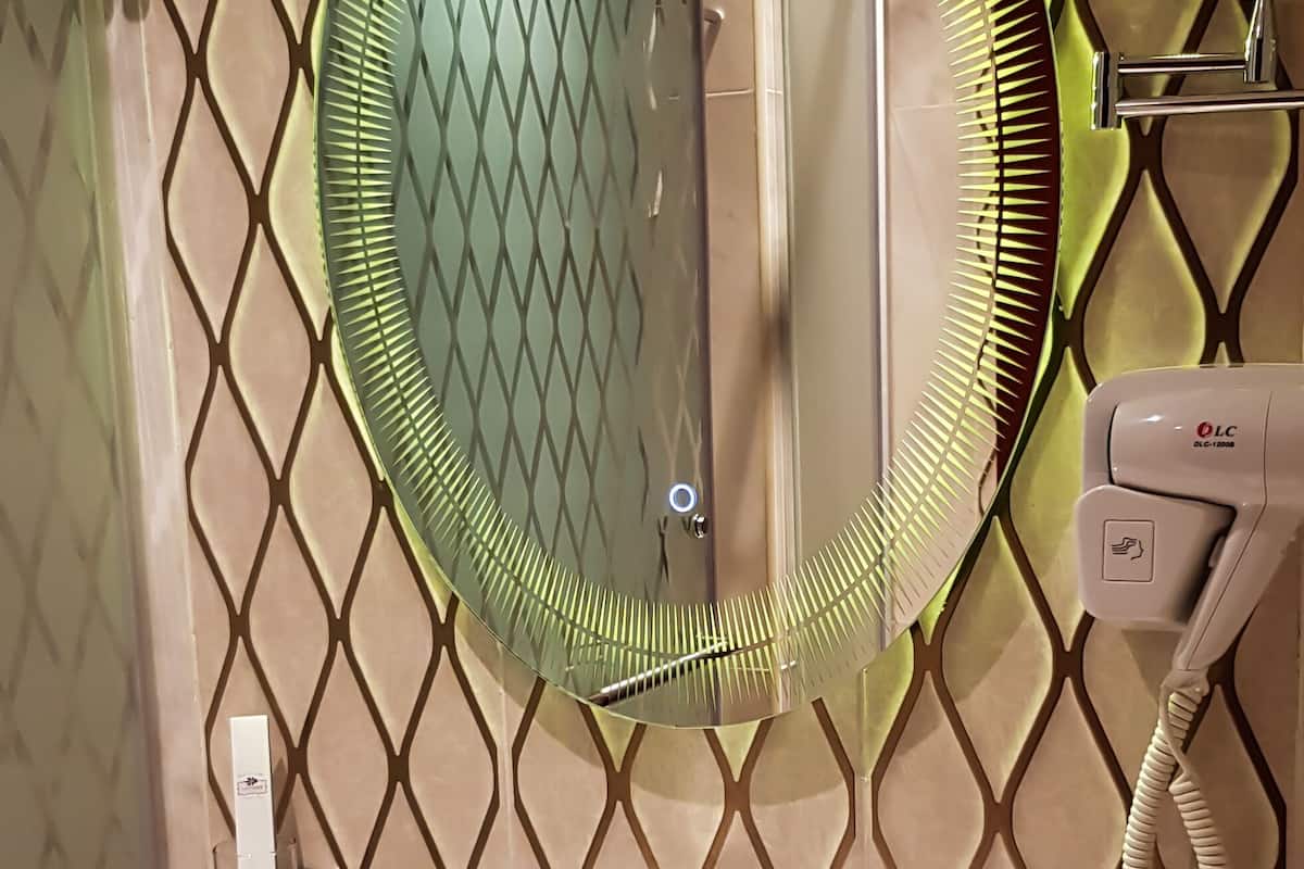 combined shower/bathtub, rainfall showerhead, free toiletries