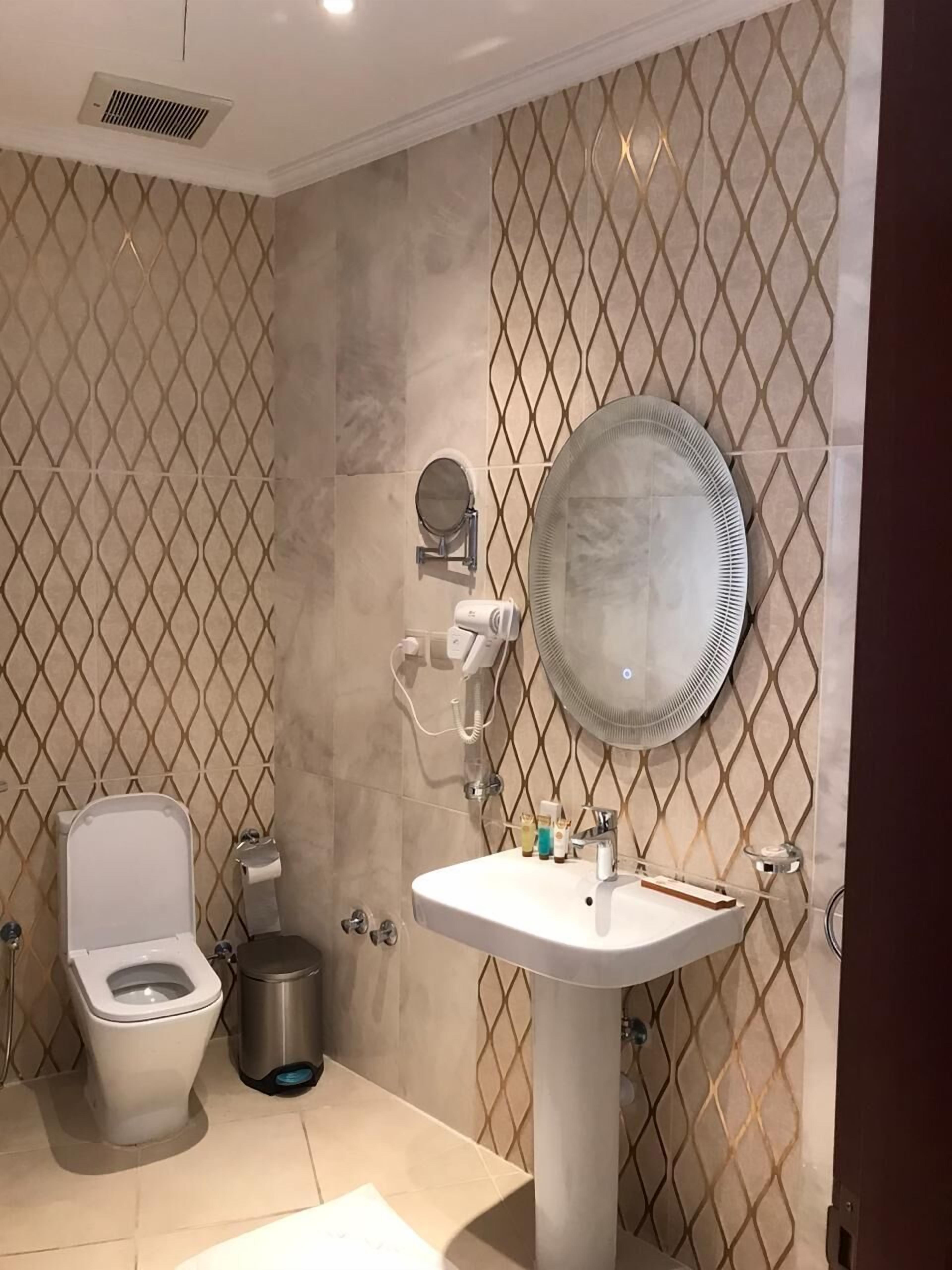 combined shower/bathtub, rainfall showerhead, free toiletries