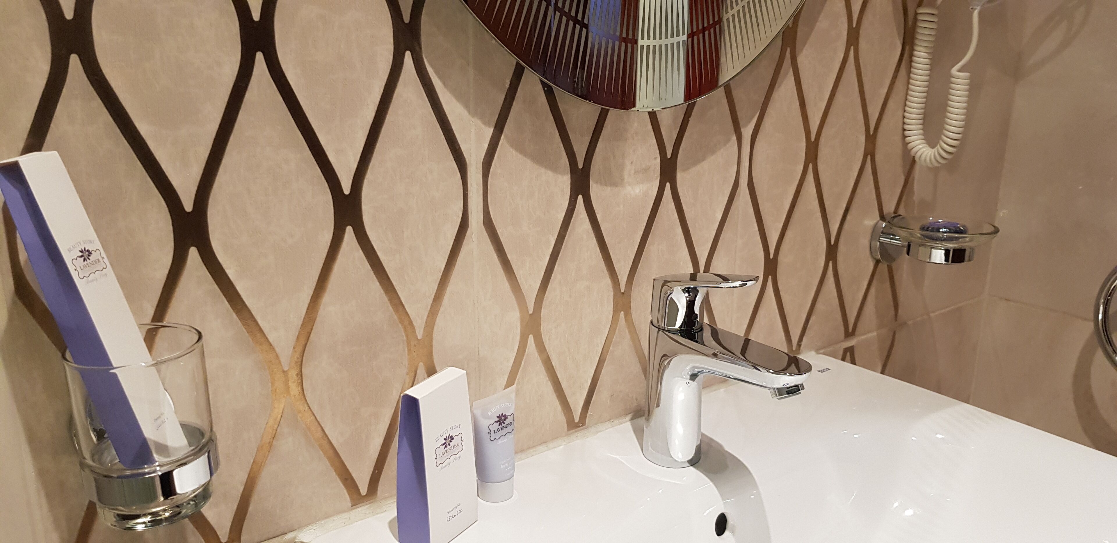 combined shower/bathtub, rainfall showerhead, free toiletries