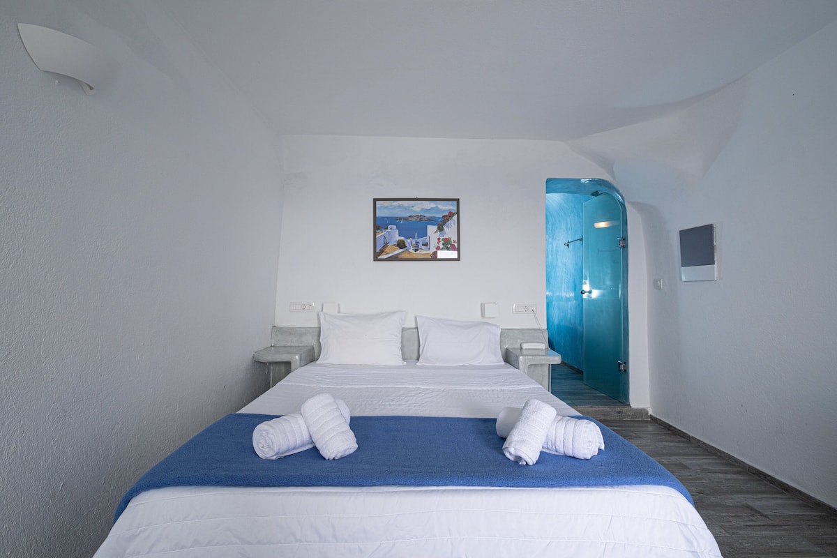 Superior Double Room (Caldera View) | 1 bedroom, soundproofing, bed sheets