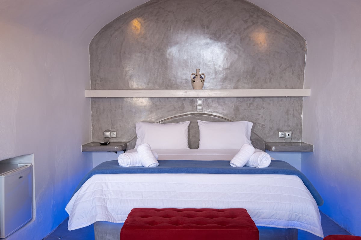 Executive Triple Room (Caldera View) | 1 bedroom, soundproofing, bed sheets