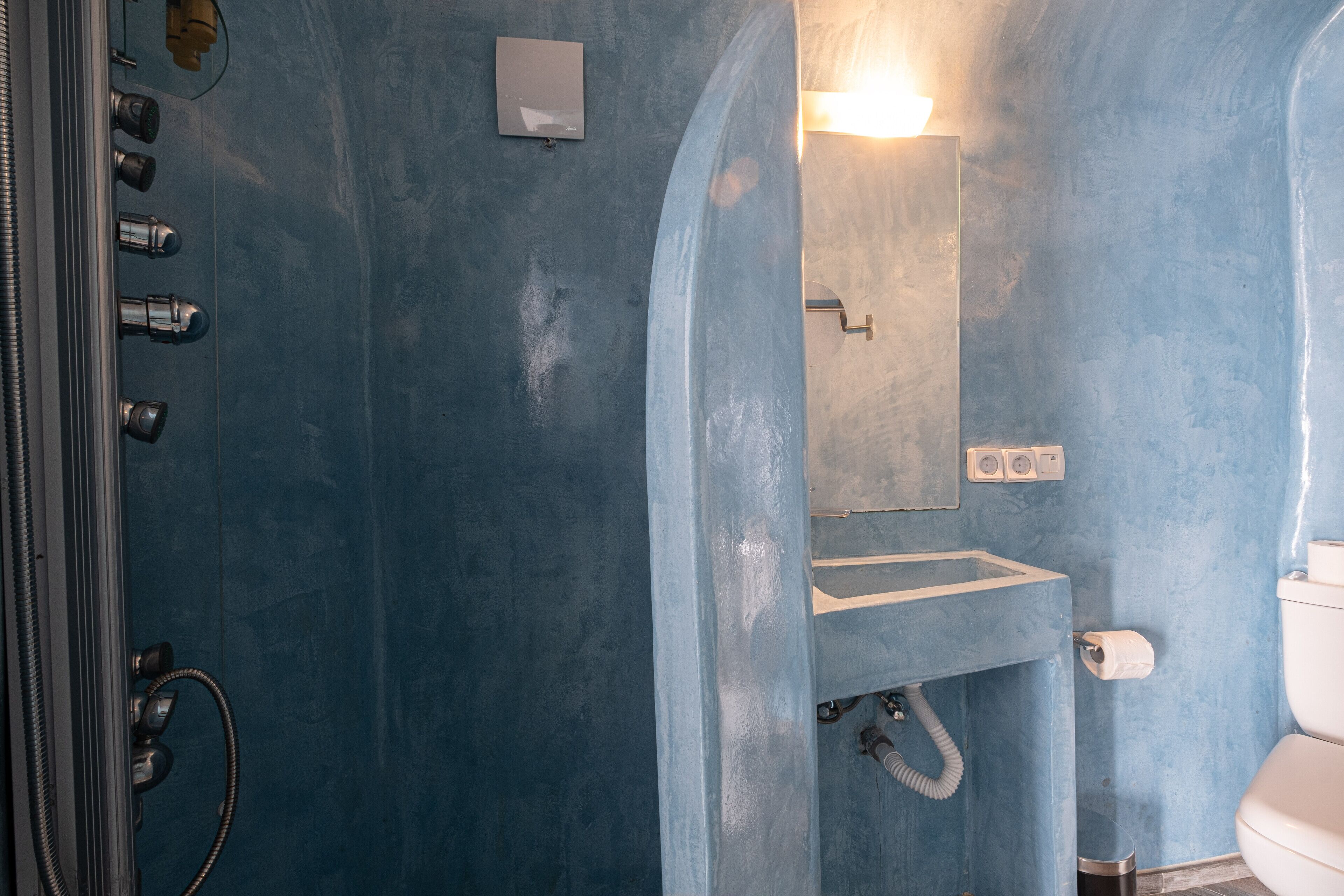 Photo - Loucas on the Cliff