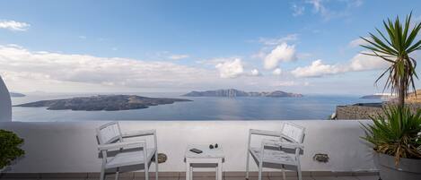 Executive Triple Room (Caldera View) | Balcony