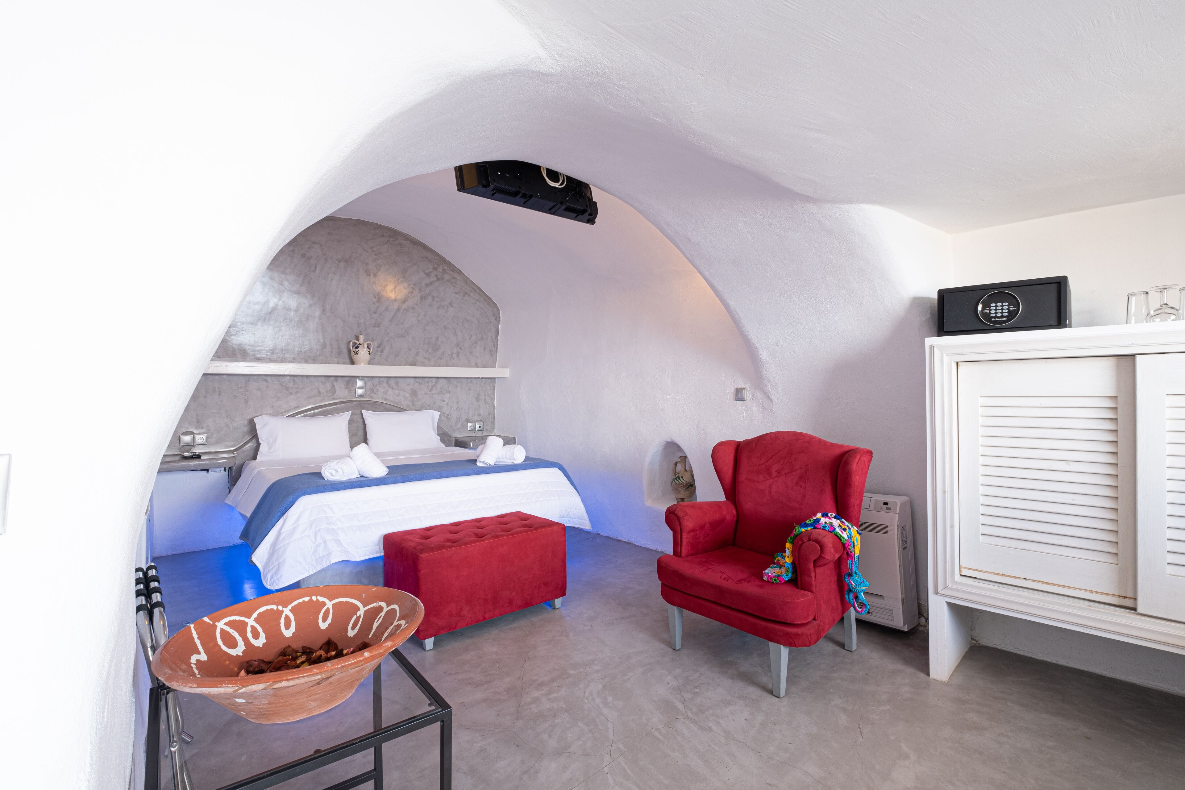 Photo - Loucas on the Cliff