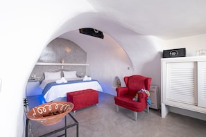 Executive Triple Room (Caldera View) | Soundproofing, bed sheets