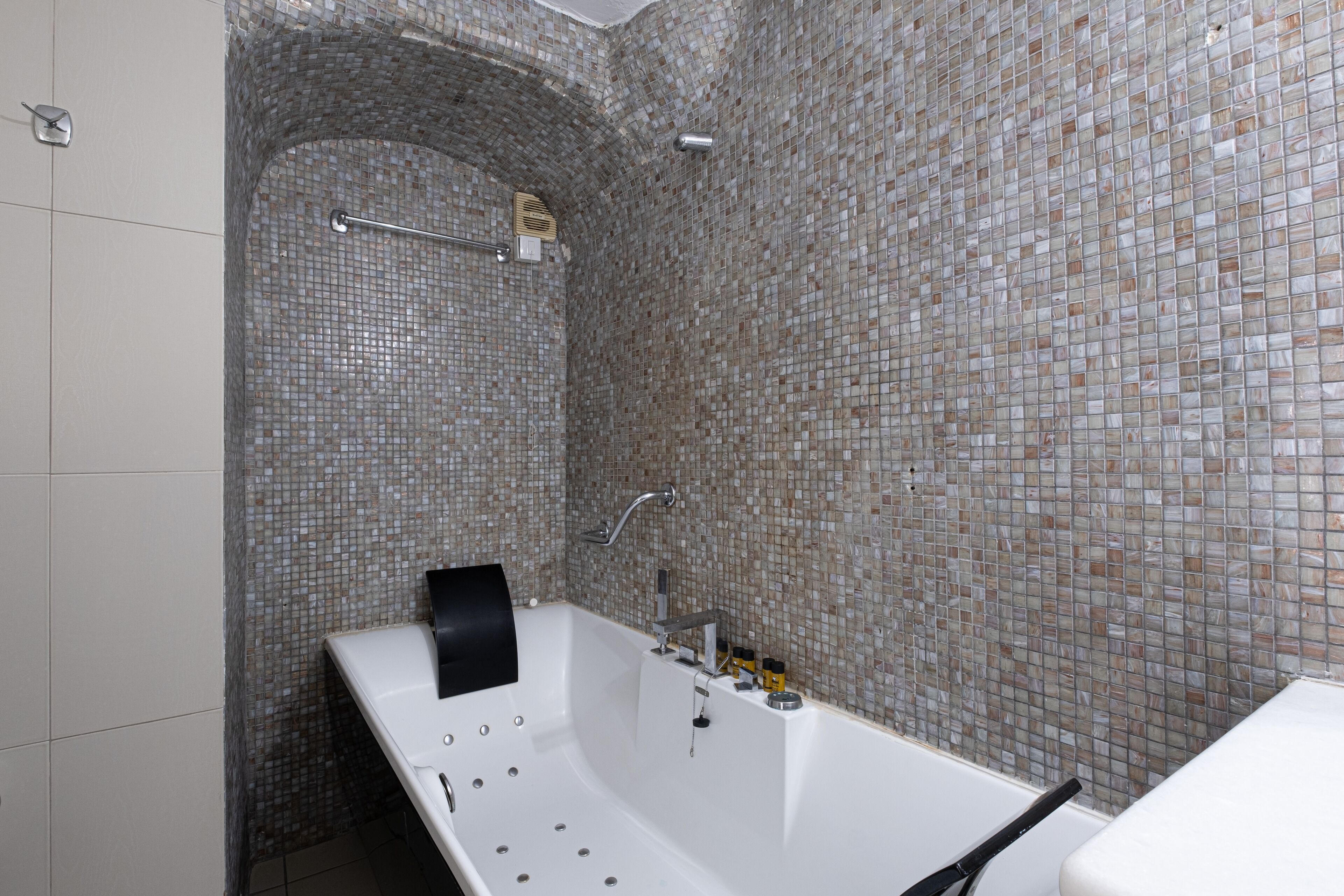 Photo - Loucas on the Cliff