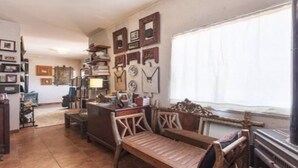 Una sala de estar acogedora con chimenea, muebles de madera y una estantería llena de libros.