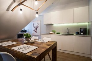 Apartamento (Szafran) | Cozinha privada | Geladeira, micro-ondas, cooktop, máquina de café expresso