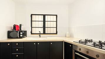 Apartamento, 1 quarto | Cozinha privada | Geladeira, micro-ondas, fogão, cooktop