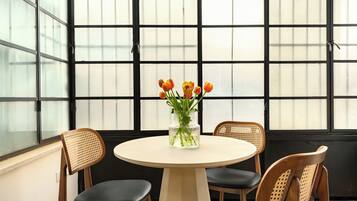 Apartamento, 1 quarto | Opções para refeição no quarto