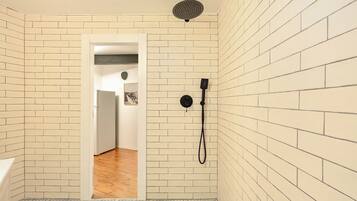 Căn hộ, 1 phòng ngủ | Phòng tắm | Vòi sen/bồn tắm kết hợp, máy sấy tóc, khăn tắm, xà phòng