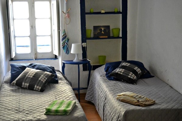 3 chambres, bureau, fer et planche à repasser, draps fournis