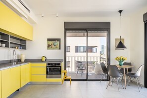 Departamento, 2 habitaciones | Cocina privada | Refrigerador, microondas, horno y parrilla de estufa 