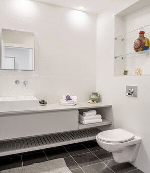Appartement, 2 chambres | Salle de bain | Douche, articles de toilette (gratuits), serviettes fournies