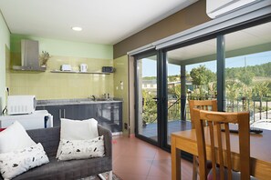 Maison Confort, 1 chambre, terrasse (Resineiro) | Salle de séjour | Télévision à écran plat, table de tennis de table