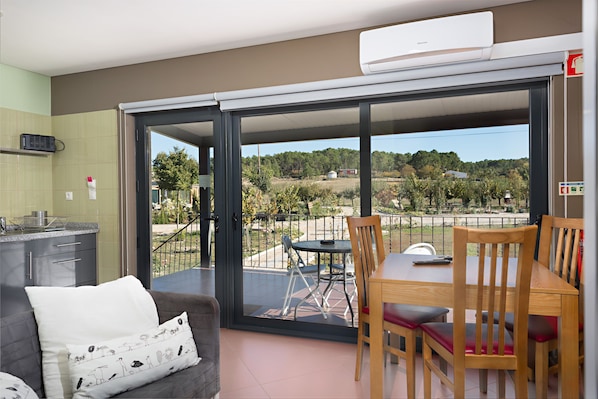 Nhà tiện nghi đơn giản, 1 phòng ngủ, hiên (Resineiro) | Khu vực ăn uống tại phòng