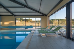 Hồ bơi trong nhà