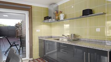 Comfort House, 3 Bedrooms, Terrace (Amarela) | In-room dining