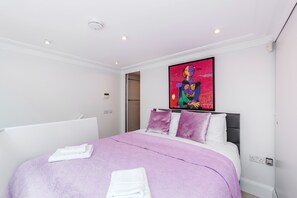 1 bedroom, desk, free WiFi, bed sheets - Distinctive apartment for 3 with mezz (London)