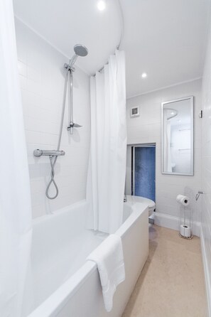 Apartment | Bathroom shower - Distinctive apartment for 3 with mezz (London)