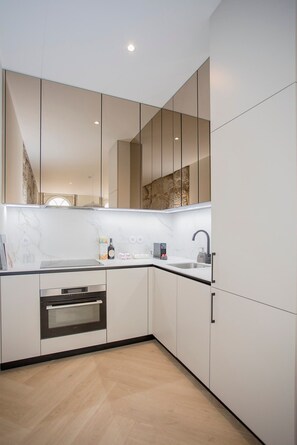 Kjøleskap, mikrobølgeovn, ovn og kokeplater