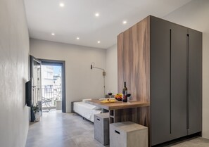 A modern kitchen with a wooden countertop, a built-in wine bottle, and a dining area with a bench. - Sunny Studio Near the Beach by Sea N Rent (Tel Aviv)