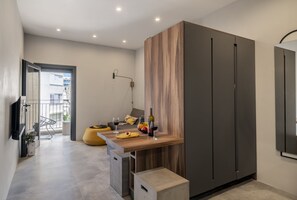 Estúdio, para não fumantes, sacada | Escrivaninha, ferros/tábuas de passar roupa, Wi-Fi de cortesia